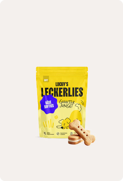 Hundeleckerli für Hunde, inklusive Licky's Leckerlies in gelber Verpackung und knackigen Snacks.