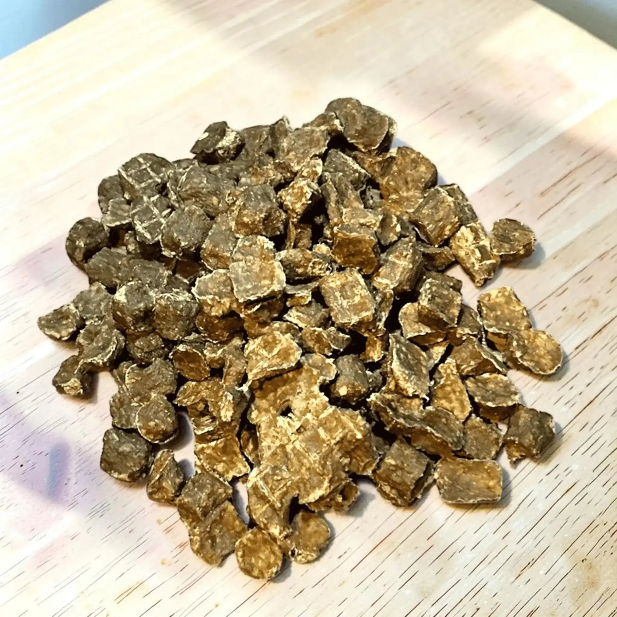 Kleine, getrocknete Entenfleisch-Miniwürfel als Hundeleckerli von Lucky Heaven Ranch.