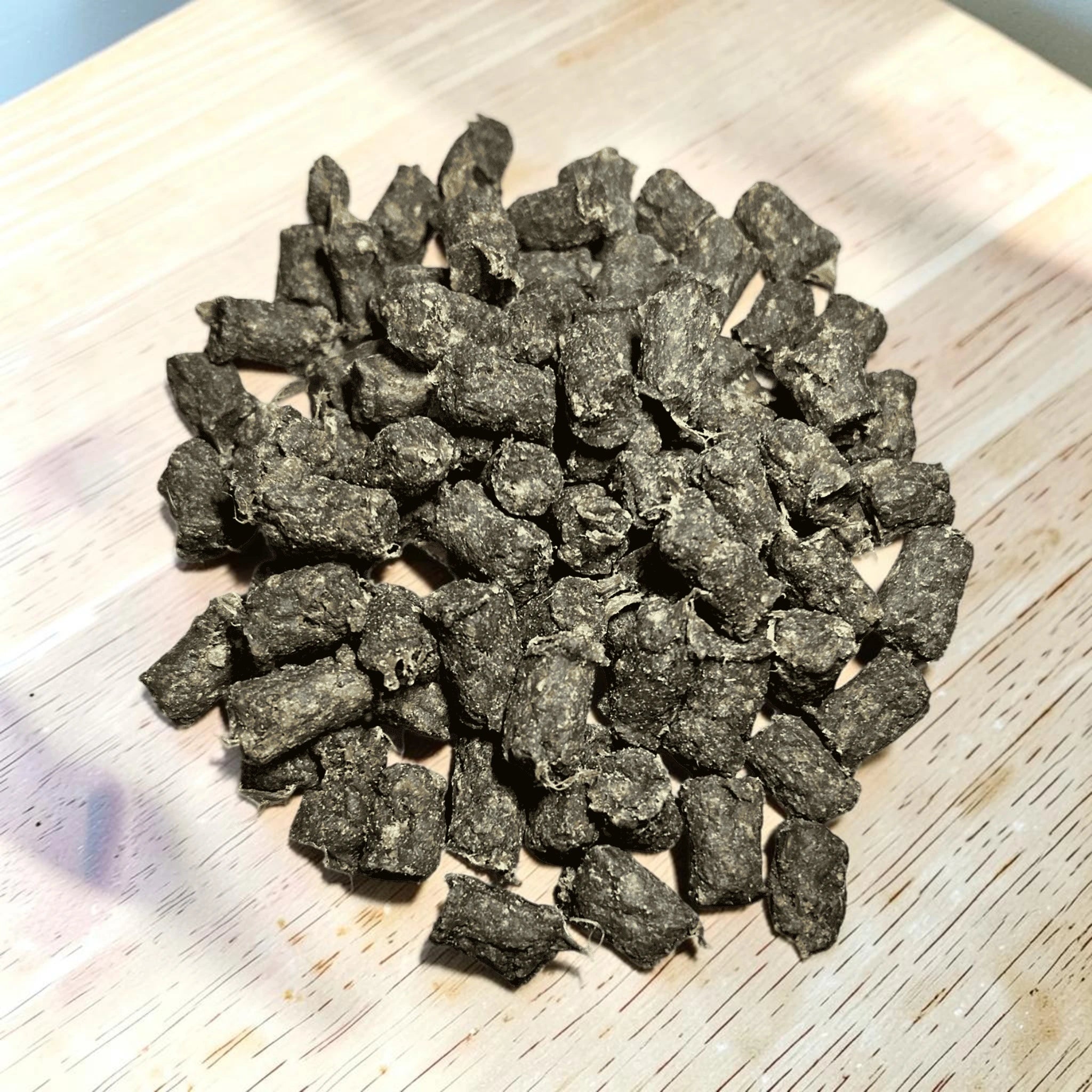 Getrocknete Hirschfleisch-Miniwürfel, natürliche Hundesnacks von Lucky Heaven Ranch.