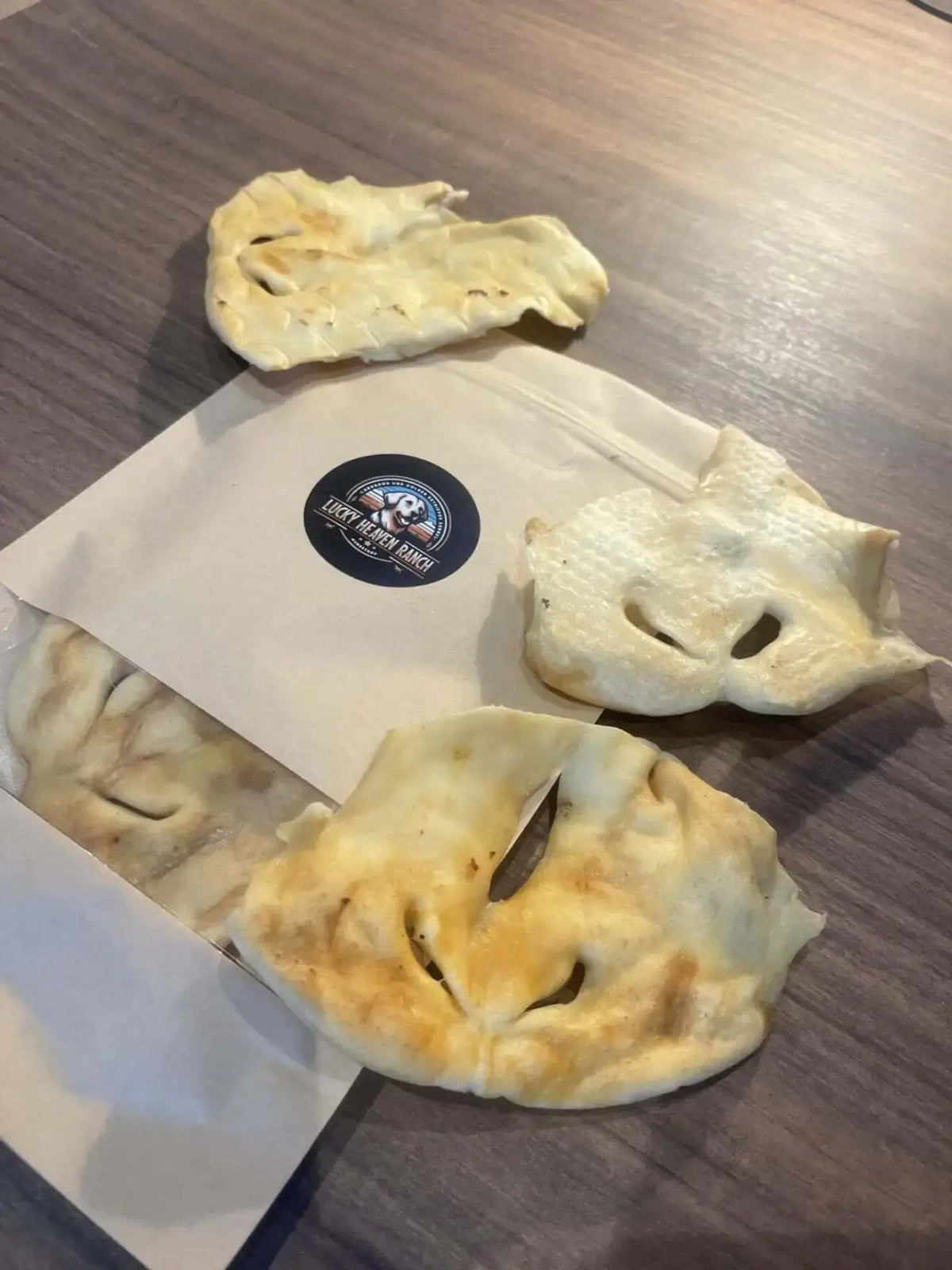 Ziegennase - Natürlicher Kauspaß für Hunde, gesunde Leckerei aus Ziegen-Nase auf Holzoberfläche.