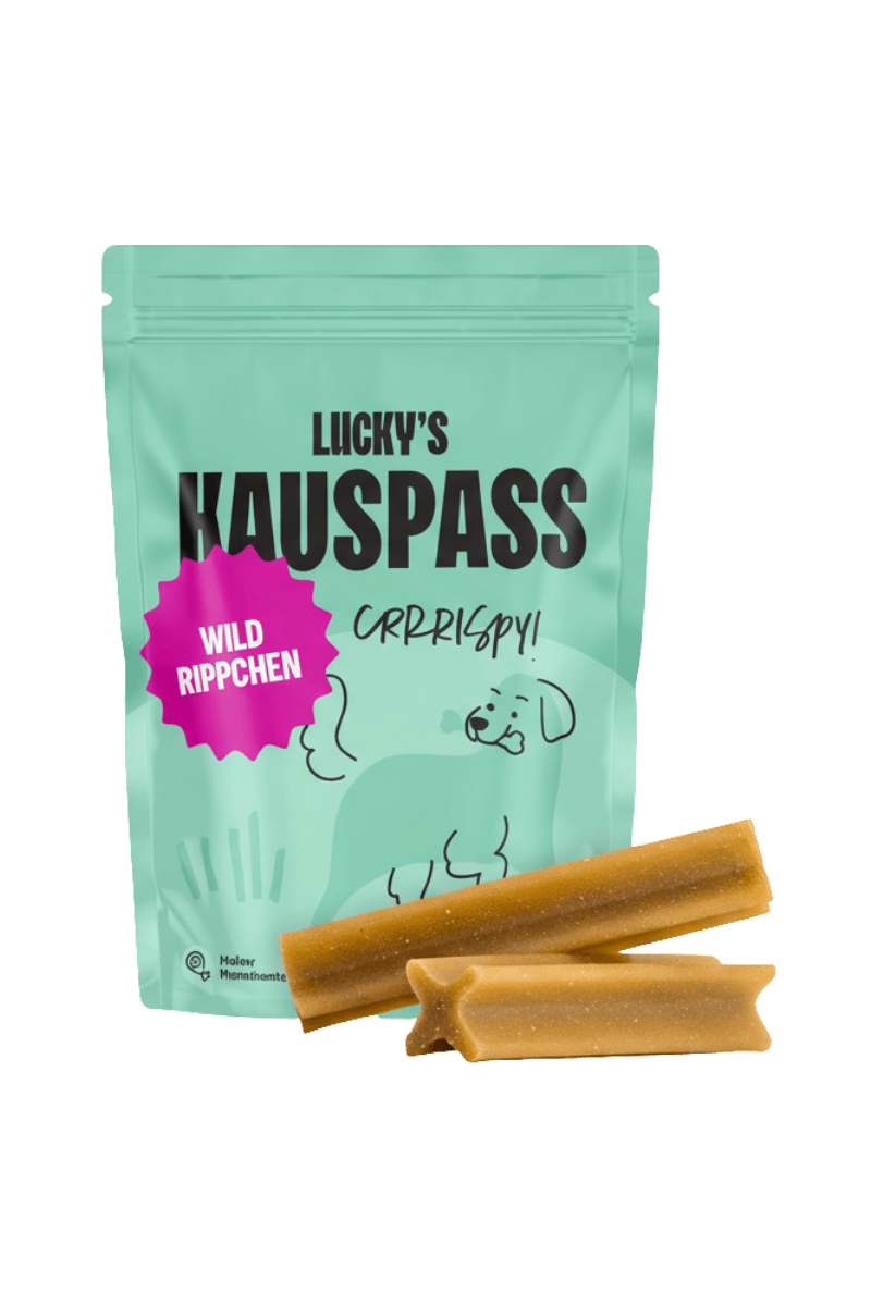 Produktverpackung Luckys Kauspass für Hunde, davor liegen zwei Kaustangen für Hunde