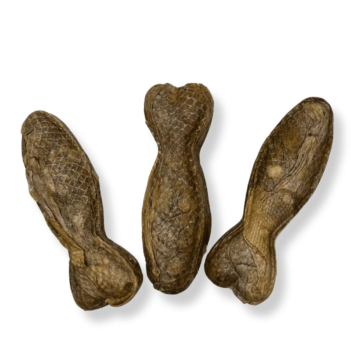 Drei natürliche Hundesnacks aus getrockneter Lachshaut in Form von kleinen Fischen nebeneinander⁠