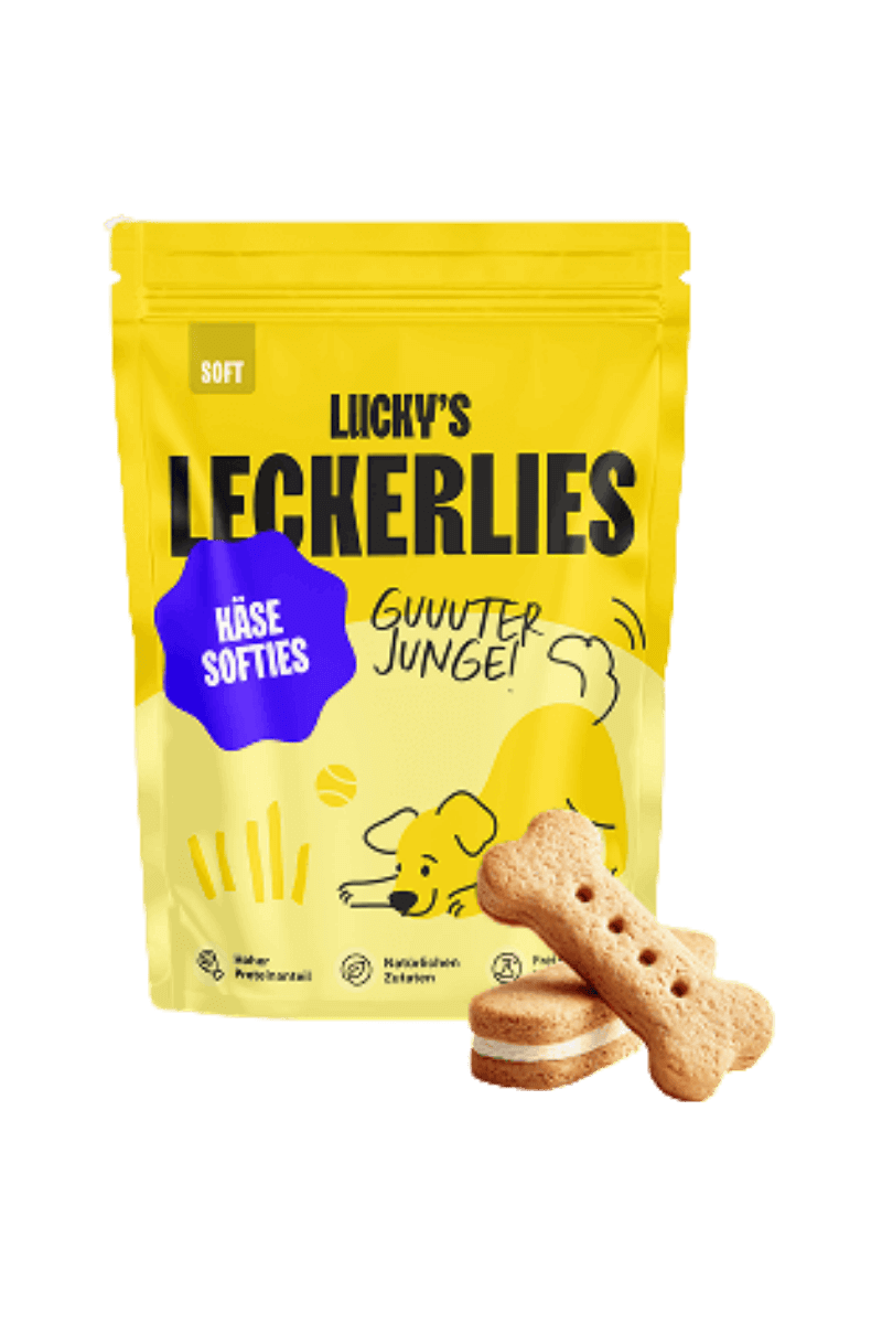 Soft Leckerlis Käse in gelber verpackung, davor liegen Hunde-Kekse