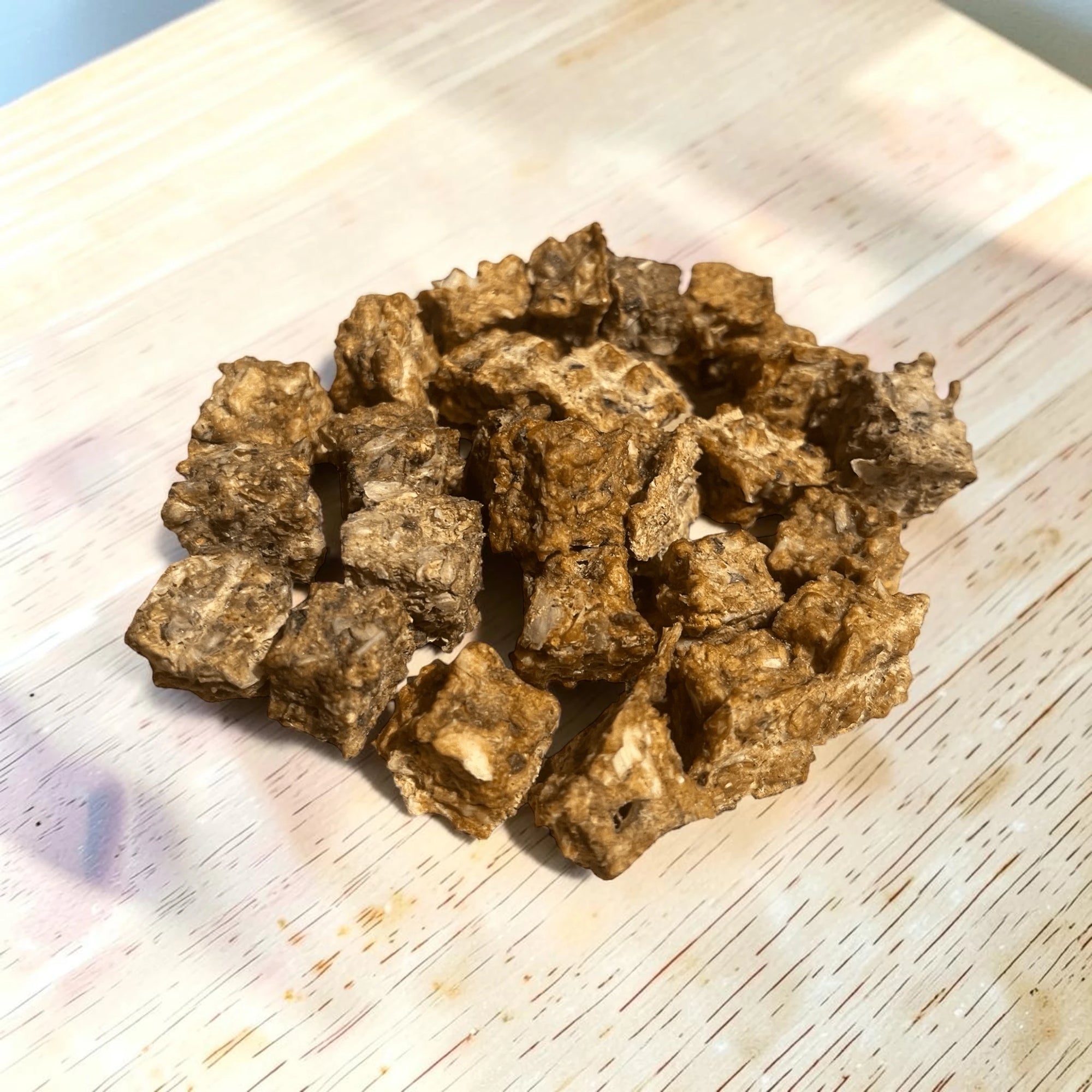 Natürliche Dorschfleischwürfel als proteinreiches Leckerli für Hunde