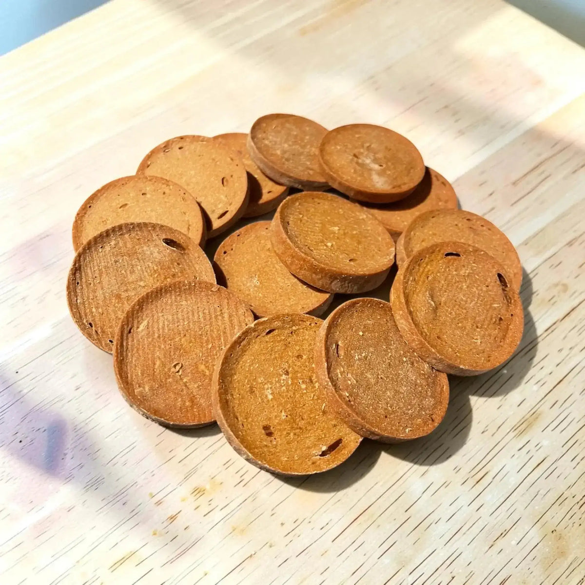 Knusprige Enten-Leckerli in Scheibenform, ideal als Snack für zwischendurch.
