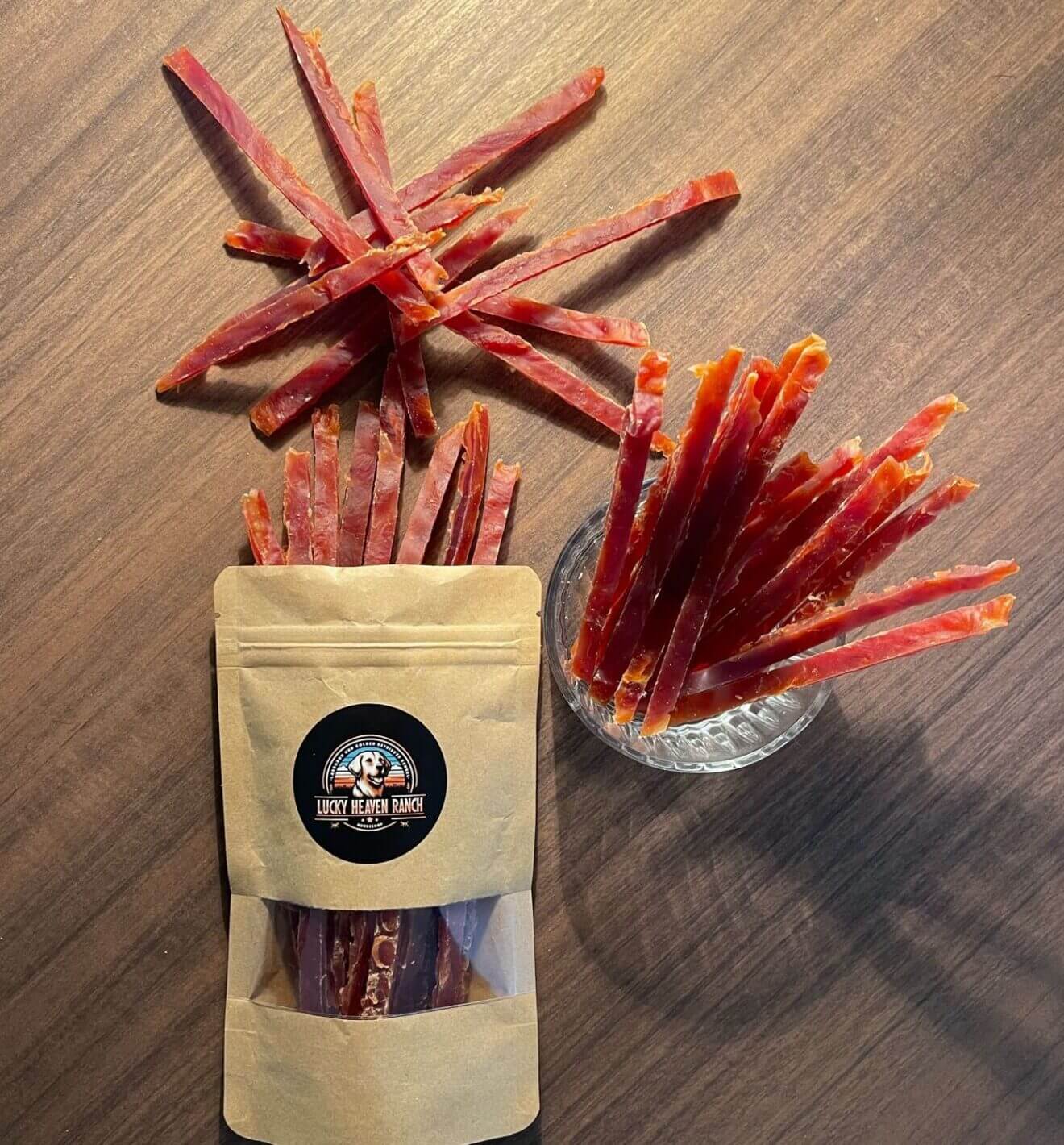 Entenbrust abschnitte – Leckerli für Hunde in einer wiederverschließbaren Verpackung und als Snacks auf einem Tisch.