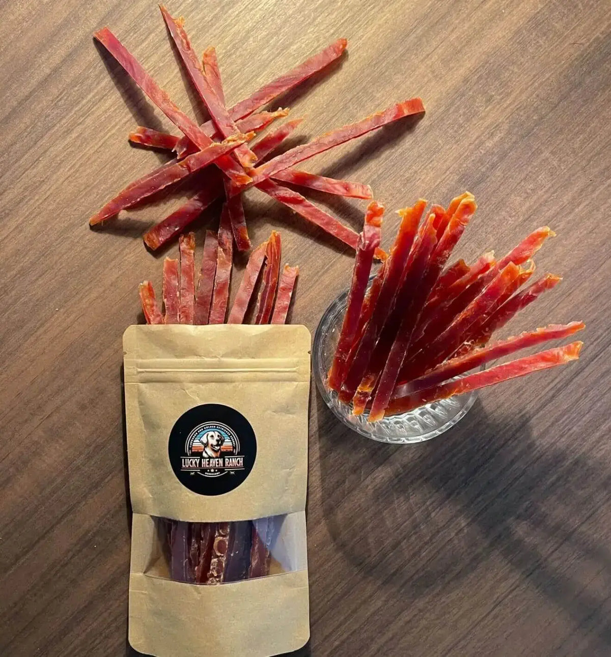 Entenbrust abschnitte – Leckerli für Hunde in einer wiederverschließbaren Verpackung und als Snacks auf einem Tisch.