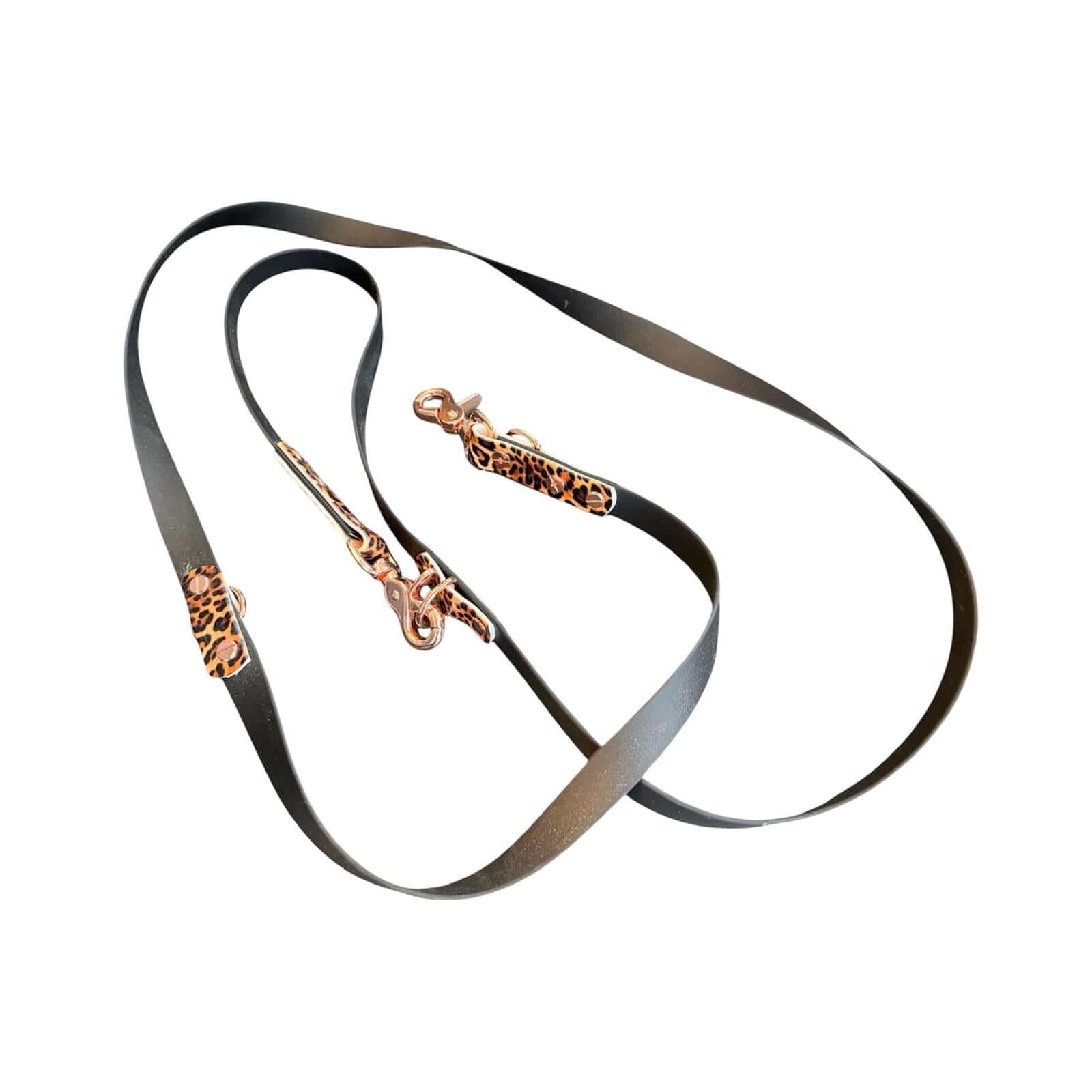 Hundeleine „Leo“ in elegantem Schwarz mit tierischem Muster und robusten Karabinerhaken