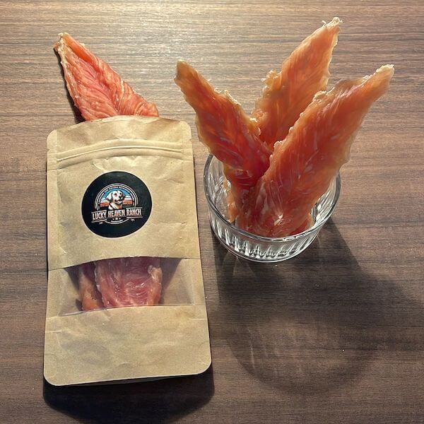 Hühnerbrust Soft in einer Verpackung und in einer Schale, hochwertiger Snack für Hunde.