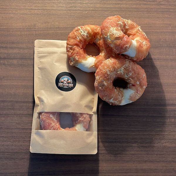 Kauringe mit Hühnerbrust und verpackt in einem Kraftpapierbeutel für Hunde-Snacks