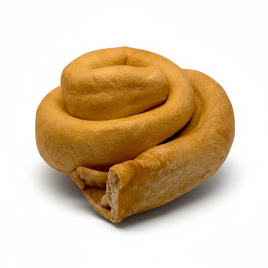 Lucky Heaven Ranch Pferdehaut Donut, ein gerollter, schonend getrockneter natürlicher Kauartikel für Hunde.