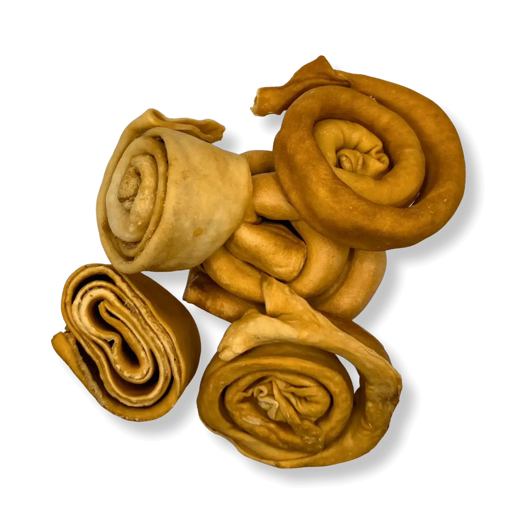 Mehrere naturbelassene, schonend getrocknete Pferdehaut-Donuts im Stapel als hypoallergener Single-Protein Snack.