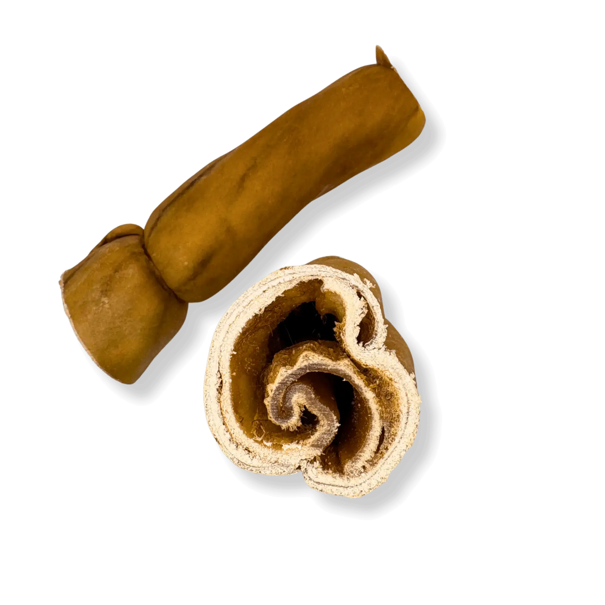 Eine gerollte Pferdehautstange im Anschnitt auf schwarzem Hintergrund zeigt die dicke und feste Wicklung des Kausnacks.