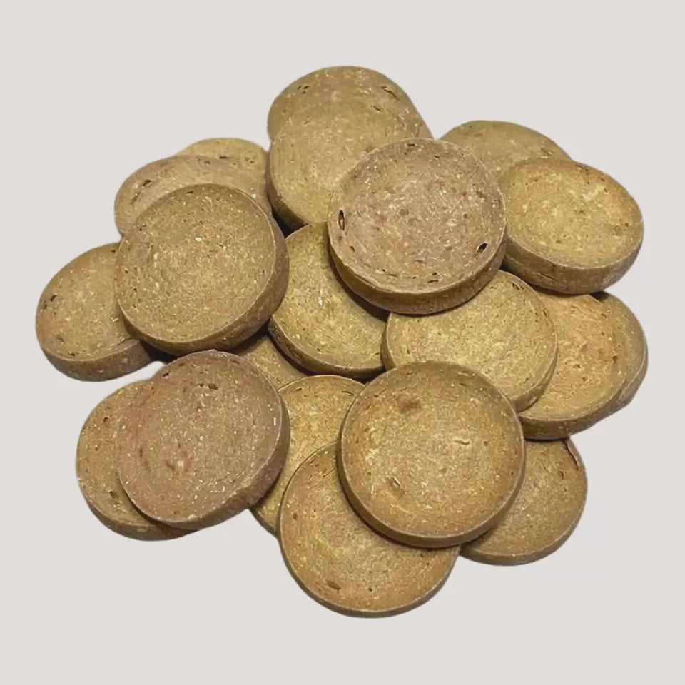 Knusperscheiben fallen in Zeitlupe aufeinander