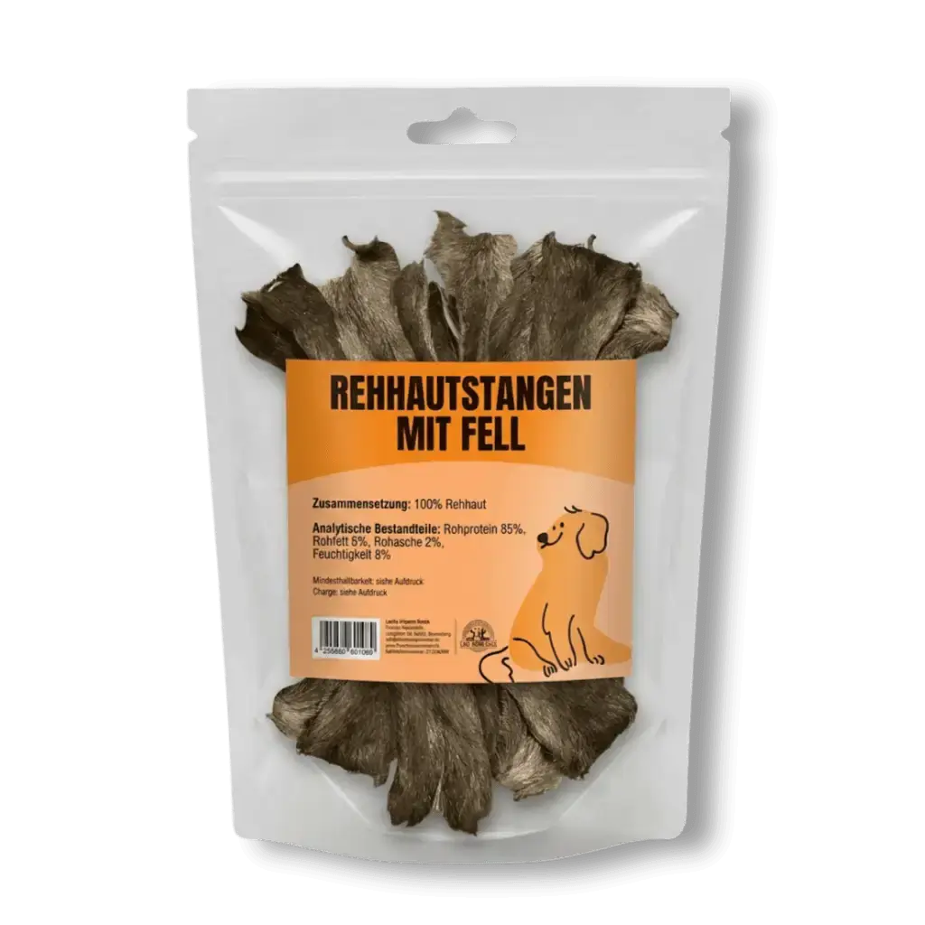 Eine transparente Verpackung mit pelzigen Rehhautstangen für Hunde. Das orangefarbene Etikett zeigt einen Golden Retriever, den Text "REHHAUTSTANGEN MIT FELL", Inhaltsstoffe und den Lucky Heaven Ranch Barcode.