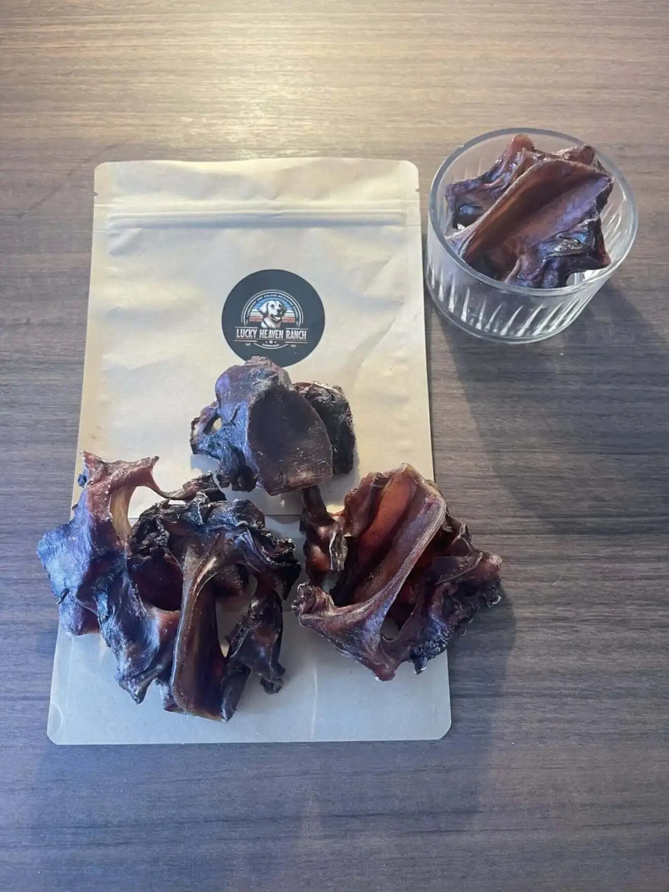 Rindernasenknorpel in einer Verpackung und in einer Schale, hochwertige Hundeleckerei aus 100% Rindfleisch.